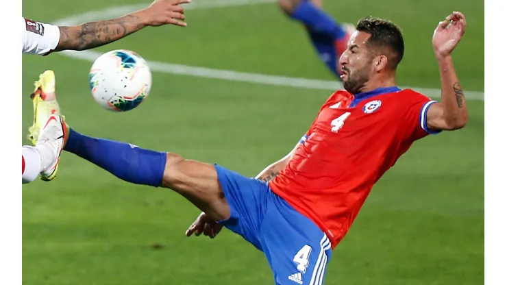 Mauricio Isla no pudo participar en el duelo ante Paraguay por culpa del coronavirus