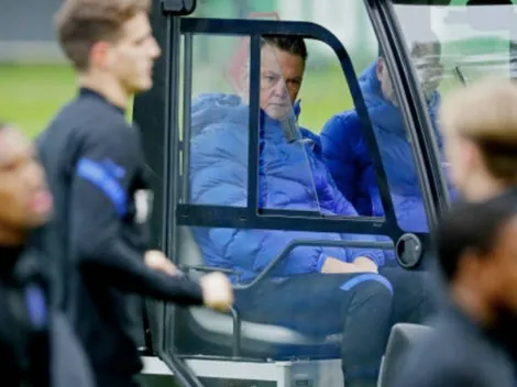 En un carro de golf: la excéntrica forma de entrenar de Van Gaal