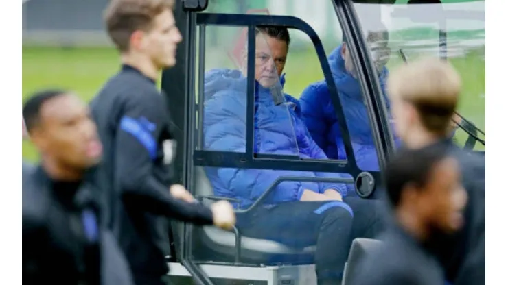 Van Gaal dirige práctica de Países Bajos en carro de golf previo al partido con Noruega