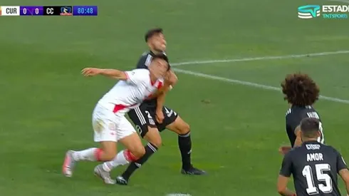 Jeyson Rojas tomó del brazo a Felipe Fritz en el área de Colo Colo