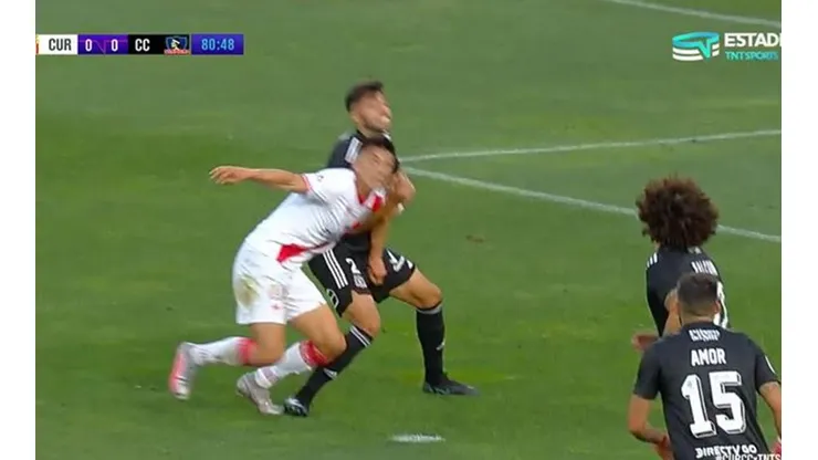 Jeyson Rojas tomó del brazo a Felipe Fritz en el área de Colo Colo