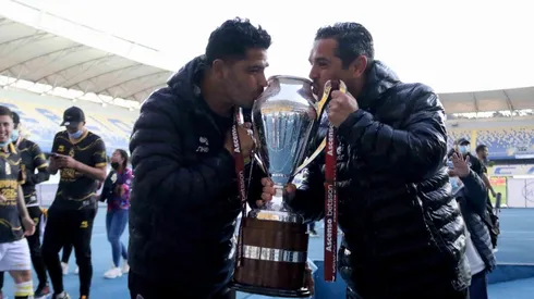 Miguel Riffo y Héctor Tapia celebran como el flamante cuerpo técnico campeón de Primera B