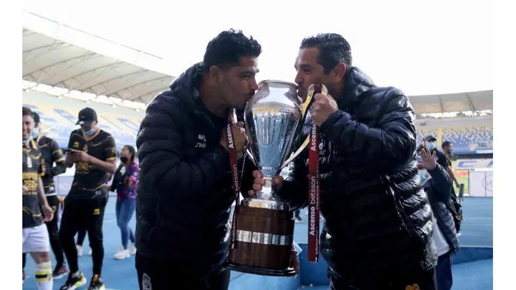 Miguel Riffo y Héctor Tapia celebran como el flamante cuerpo técnico campeón de Primera B