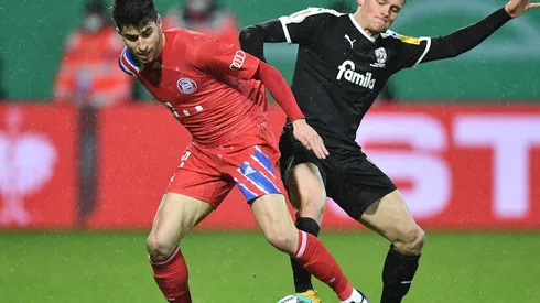 Marc Roca disputa balón con la camiseta del Bayern Múnich ante el Holstein Kiel