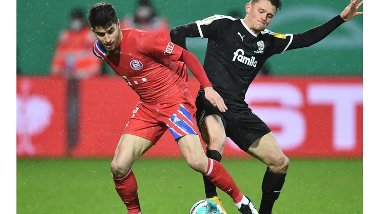 Marc Roca disputa balón con la camiseta del Bayern Múnich ante el Holstein Kiel