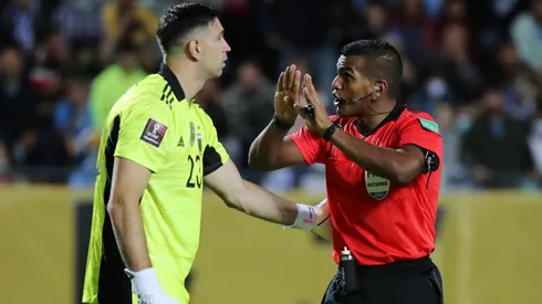 Emiliano Martínez se dio el tiempo de que todos sus compañeros firmaran la camiseta para regalarla, pero todo era una broma.