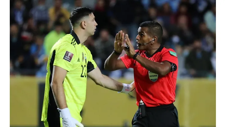 Emiliano Martínez se dio el tiempo de que todos sus compañeros firmaran la camiseta para regalarla, pero todo era una broma.