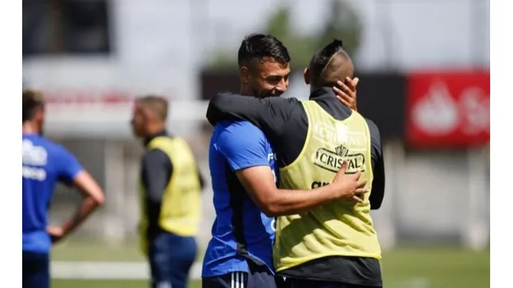Iván Morales es recibido por Arturo Vidal en el entrenamiento de la Roja para el duelo ante Ecuador por las Eliminatorias