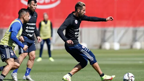 Mauricio Isla apareció en el entrenamiento matutino de la Roja en Juan Pinto Durán dejando atrás el aislamiento por ser decretado contacto estrecho. Foto: ANFP
