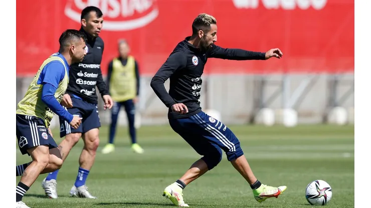 Mauricio Isla apareció en el entrenamiento matutino de la Roja en Juan Pinto Durán dejando atrás el aislamiento por ser decretado contacto estrecho. Foto: ANFP