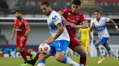 Luciano Aued aguanta el balón en el Universidad Católica vs Ñublense por el Torneo Nacional