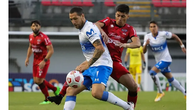 Luciano Aued aguanta el balón en el Universidad Católica vs Ñublense por el Torneo Nacional