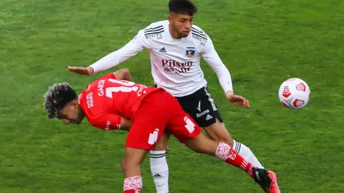 Jeyson Rojas disputando un balón con Héber García partido de Colo Colo vs Curicó Unido
