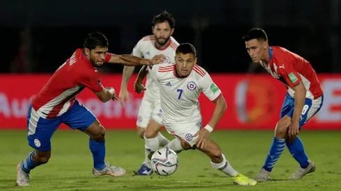 Alexis Sánchez regateando en el partido de Chile vs Paraguay por Eliminatorias Sudamericanas