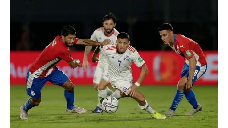 Alexis Sánchez regateando en el partido de Chile vs Paraguay por Eliminatorias Sudamericanas