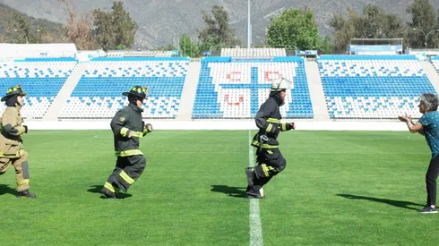 Bomberos se prepara para "Corremos por la Vida" entrenando en el estadio San Carlos de Apoquindo.