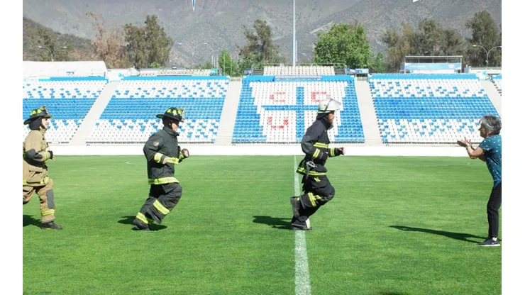Bomberos se prepara para "Corremos por la Vida" entrenando en el estadio San Carlos de Apoquindo.
