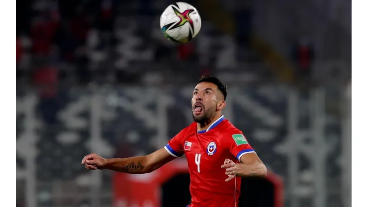 Mauricio Isla se mantiene en aislamiento donde tuvo que ver por televisión el duelo de la Roja ante Paraguay