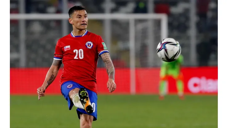 Charles Aránguiz se suma a Erick Pulgar y Mauricio Isla como bajas frente a Paraguay.