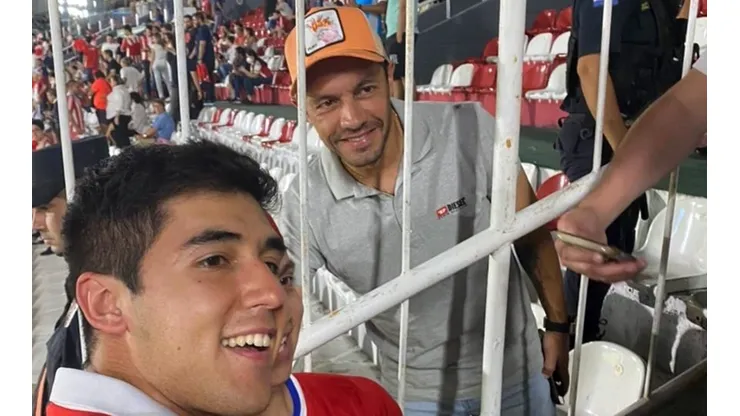 Marcelo Díaz apareció en el Defensores del Chaco para alentar a la Roja