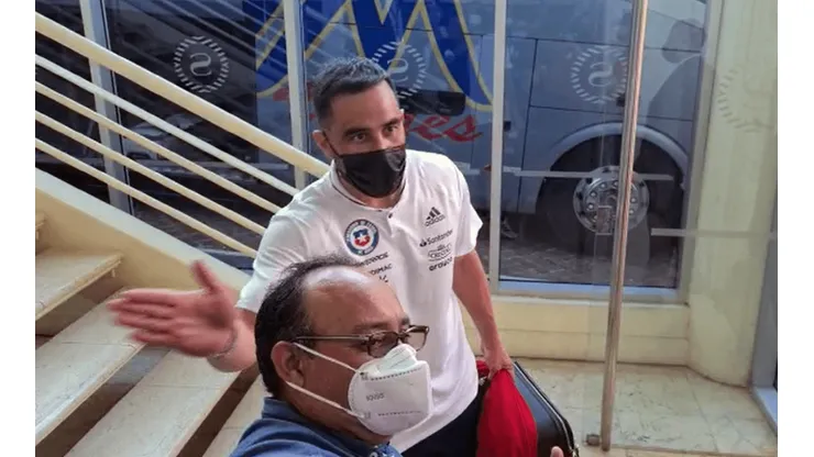Claudio Bravo y el pape a un hincha porfiado que desata risas.