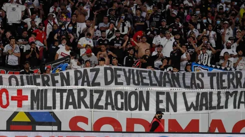 Los lienzos pidiendo fin a la militarización en la Araucania en el Monumental que fueron "observados" por Hermosilla