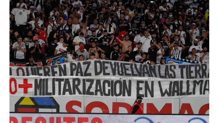 Los lienzos pidiendo fin a la militarización en la Araucania en el Monumental que fueron "observados" por Hermosilla