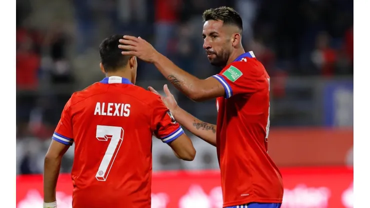 Mauricio Isla sigue en su aislamiento por contacto estrecho, esperando recibir la autorización para ser opción ante Ecuador