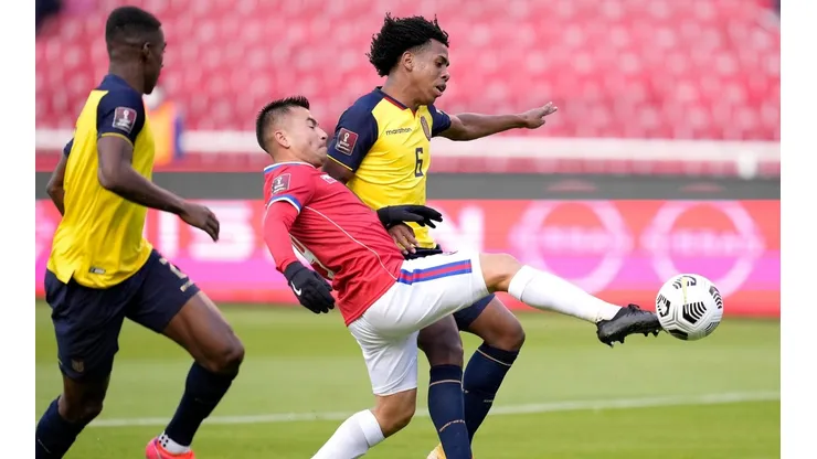 Ecuador enfrenta esta tarde a Venezuela pero también tiene en mente el duelo con la Roja donde podría perder a varios de sus seleccionados en caso de ser amonestados