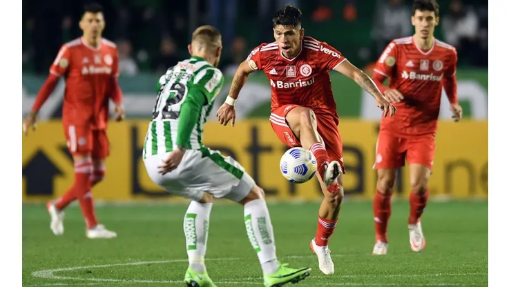 Carlos Palacios estuvo especialmente lúcido en la creación de la ofensiva del Inter de Porto Alegre