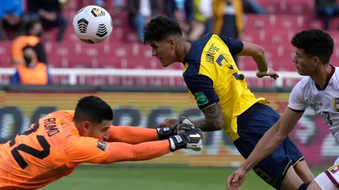 Piero Hincapié estira hasta el pescuezo para conectar el balón en el único gol del triunfo de Ecuador sobre Venezuela por la fecha 13 de las Eliminatorias Sudamericanas para Qatar 2022