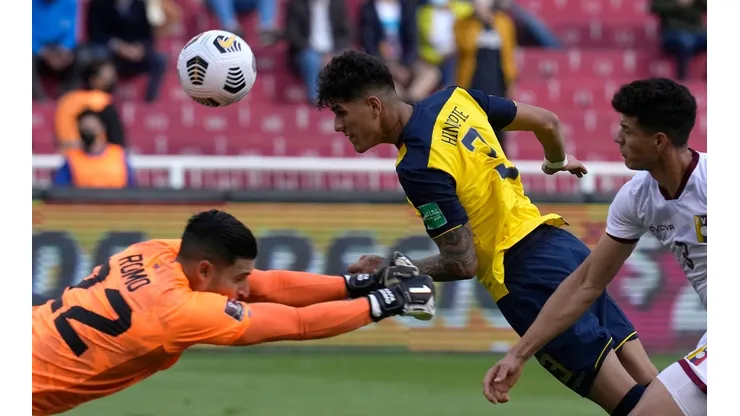Piero Hincapié estira hasta el pescuezo para conectar el balón en el único gol del triunfo de Ecuador sobre Venezuela por la fecha 13 de las Eliminatorias Sudamericanas para Qatar 2022