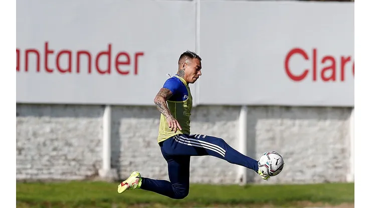 Eduardo Vargas está de regreso en la selección chilena donde ya prepara su estreno en cancha con una pasada por el peluquero. Foto: ANFP