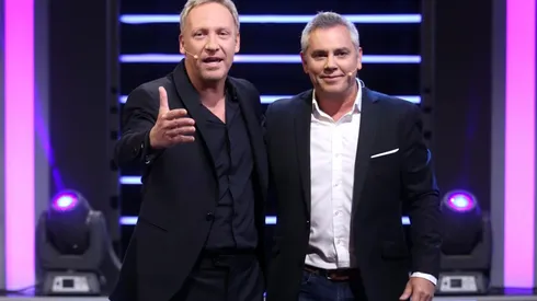 Martín Cárcamo recibiendo a José Miguel Viñuela en Los 5 Mandamientos.