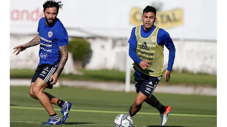 Eugenio Mena está considerado como titular en la Roja pero su salida por exámenes causa dudas por su condición física. Foto: ANFP