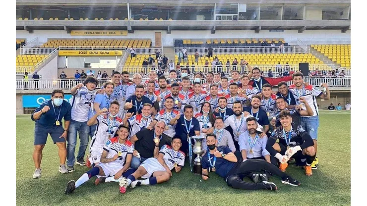 La celebración de los campeones de la Segunda División Profesional. Foto: @DepRecoleta / Jorge Díaz