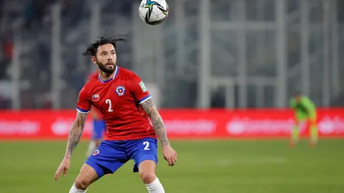 Eugenio Mena fue revisado por el cuerpo médico de la selección aunque se determinó que de igual forma estará en el entrenamiento de la tarde