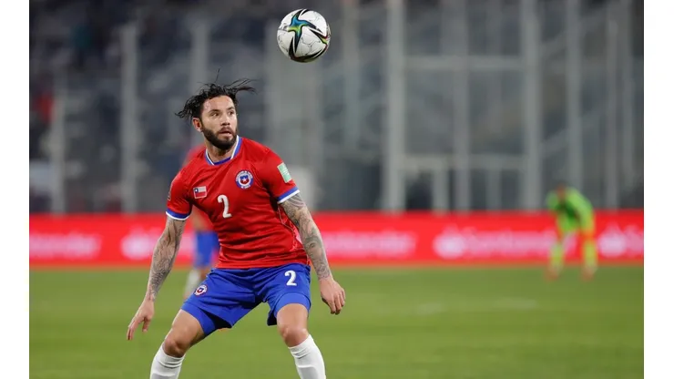 Eugenio Mena fue revisado por el cuerpo médico de la selección aunque se determinó que de igual forma estará en el entrenamiento de la tarde