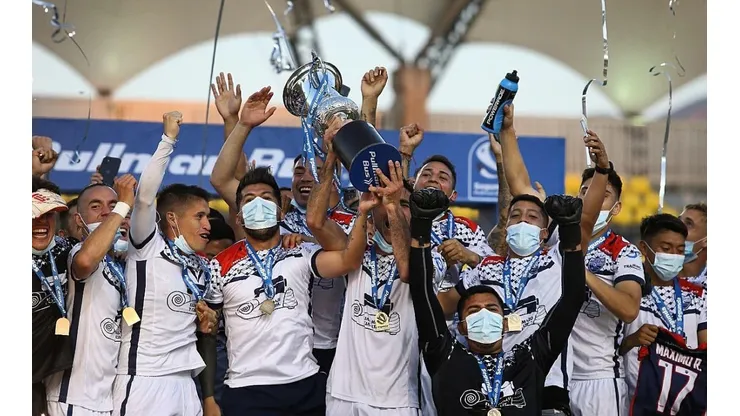 Recoleta celebra el título de la Segunda División