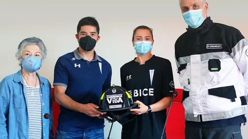 Bomberos ficha a jugadores de la UC para lacorrida "Corremos por la Vida", en el Torre Costanera.