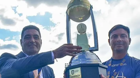 Nelson Tapia la copa de campeón de la Segunda Categoría de Ecuador