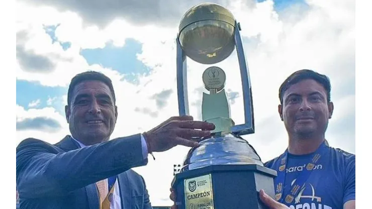 Nelson Tapia la copa de campeón de la Segunda Categoría de Ecuador