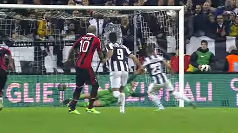 Arturo Vidal empalma el balón con precisión de cirujano y anota el gol del triunfo de la Juventus sobre Milan en 2013