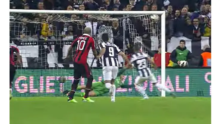 Arturo Vidal empalma el balón con precisión de cirujano y anota el gol del triunfo de la Juventus sobre Milan en 2013