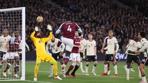 Alisson Becker tuvo un partido complicado ante West Ham.