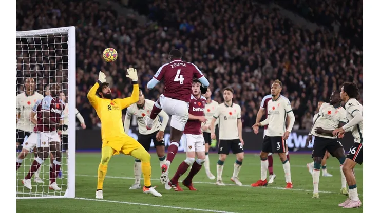Alisson Becker tuvo un partido complicado ante West Ham.