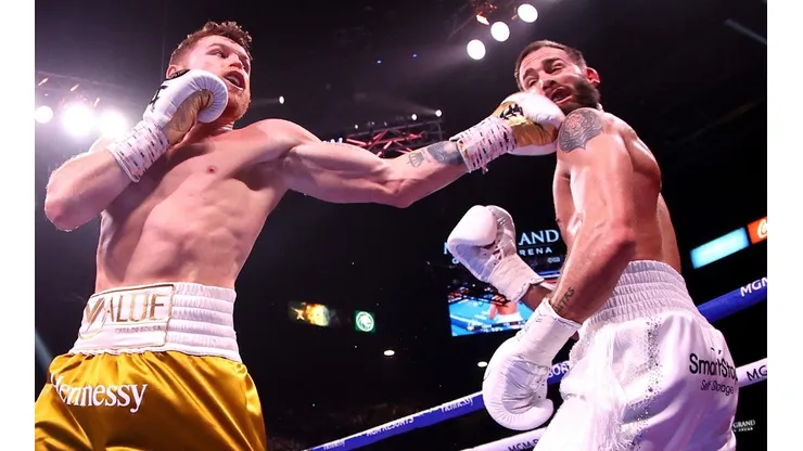 Canelo Álvarez sigue escribiendo su historia dorada en el boxeo. Noqueó a Caleb Plant.