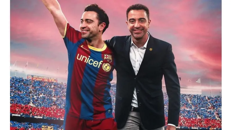 La imagen del Xavi DT que abraza al Xavi jugador con la que Barcelona presentó a su nuevo entrenador.