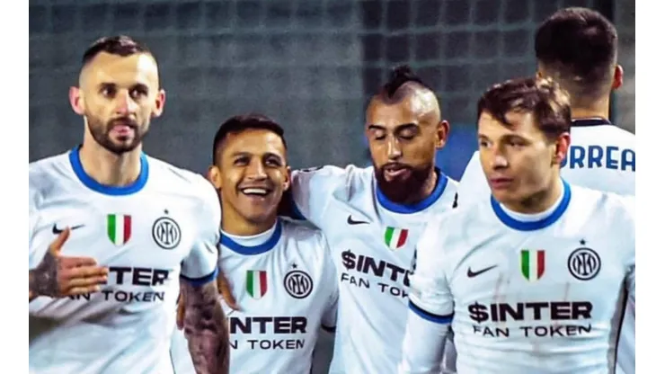 Alexis se abraza con Arturo Vidal luego de convertir un gol por el Inter de Milán por la Champions League