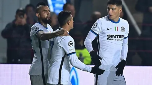 Alexis y Vidal celebran el gol de AS7 contra Sheriff por la Champions League.